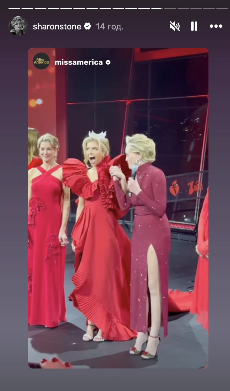 66-летняя Шэрон Стоун в ярком платье с разрезом ошеломила стройной фигурой